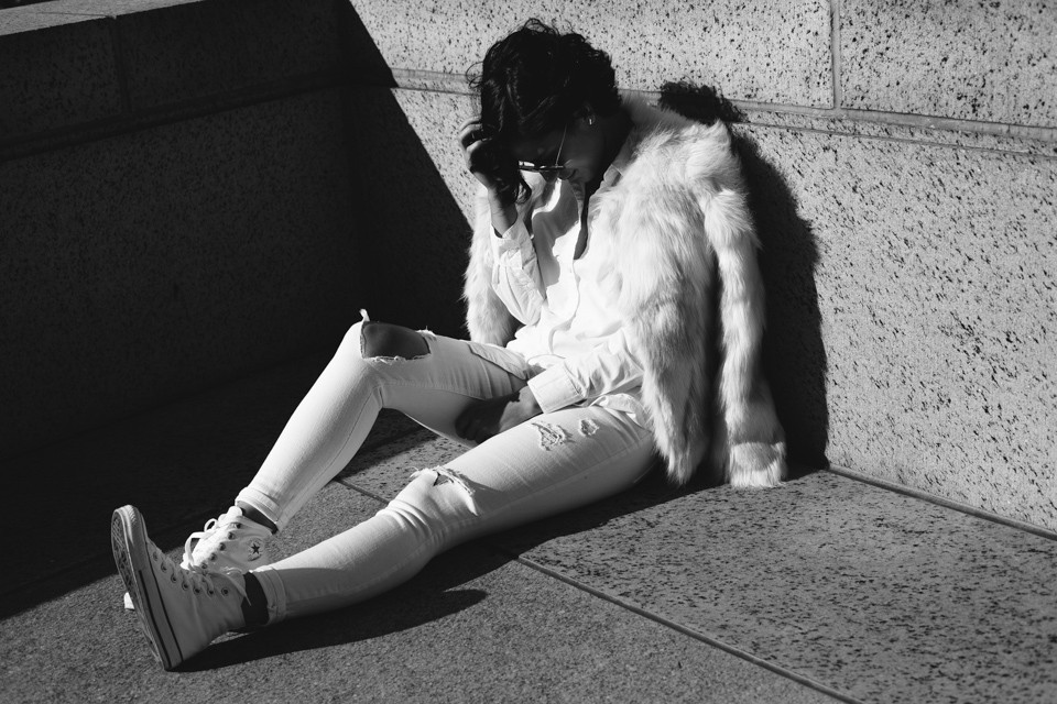 Moonrise-District-Basilica-DC-all white-ripped jeans-converse-chuck taylor-ripped jeans-fur coat-personal style-37